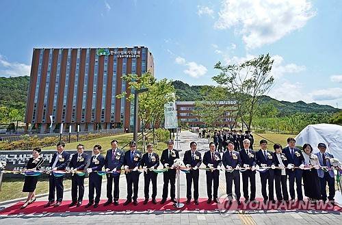 산림복지종합교육센터 개소식 산림복지종합교육센터 개소식
    (대전=연합뉴스) 20일 대전시 서구 관저동에서 열린 산림복지종합교육센터 개소식에서 임상섭 산림청장(왼쪽 여덟 번째)과 이장우 대전시장(오른쪽 여덟 번째) 등 내빈이 테이프 커팅을 하고 있다. 산림복지종합교육센터는 국내에서 가장 높은 목조 건축물이다. 2025.5.20 [산림청 제공. 재판매 및 DB 금지]