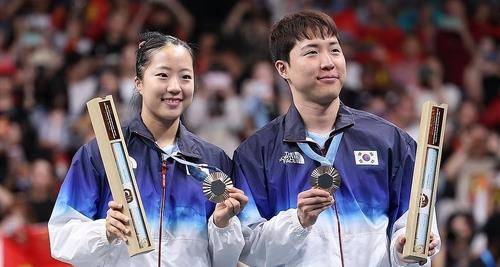 기분 좋은 동메달 (파리=연합뉴스) 김도훈 기자 = 30일(현지시간) 프랑스 파리 사우스 파리 아레나4에서 열린 2024 파리올림픽 탁구 혼합복식 시상식에서 동메달을 차지한 한국 임종훈·신유빈이 인사하고 있다. 2024.7.30 superdoo82@yna.co.kr