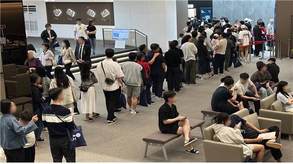 부천대장 A7,A8블록 견본주택 관람을 위해 대기하는 사람들 [한국토지주택공사(LH) 제공. 재판매 및 DB 금지]