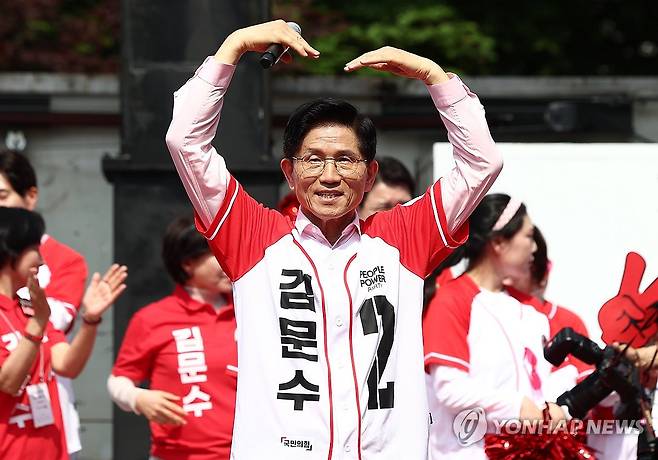 김문수 후보 서울 유세 (서울=연합뉴스) 박동주 기자 = 국민의힘 김문수 대선 후보가 20일 서울 서초구 고속터미널역 인근에서 집중유세를 하고 있다. 2025.5.20 [공동취재] pdj6635@yna.co.kr