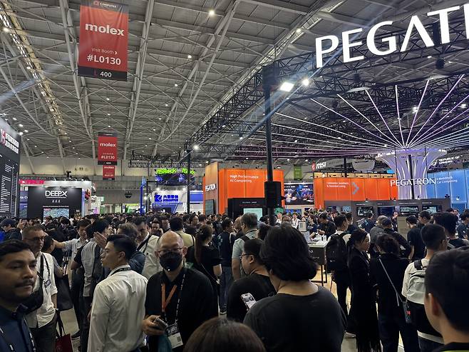 '컴퓨텍스 2025'가 열리는 타이베이 난강 전시관  (타이베이=연합뉴스) 강태우 기자 = 20일 개막한 대만 타이베이 난강 전시관에서 방문객들이 주요 업체들의 부스에서 줄을 서고 있다. 2025.5.20 burning@yna.co.kr