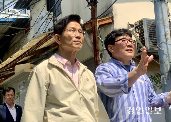 국민의힘 김문수 대선 후보가 서울시립 영등포쪽방상담소 관계자 등과 함께 주민들을 만나러 이동하고 있다. 2025.5.20 /김우성기자 wskim@kyeongin.com