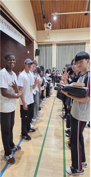 수원 영덕중에 방문한 남아공 학생들이 영덕중 학생들과 어울려 즐거운 시간을 보내고 있다./영덕중 제공