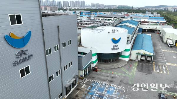 19일 시흥시 소재 SPC삼립 시화공장에서 윤활유를 뿌리는 작업을 하던 중 50대 여성 근로자가 숨지는 사고가 발생했다. 사진은 이날 시흥시 SPC삼립 시화공장 모습. 2025.5.19 /최은성기자 ces7198@kyeongin.com