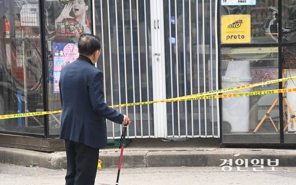 시흥시 정왕동에서 흉기를 휘둘러 2명이 숨진 사건이 발생한 가운데 21일 오후 경찰들이 사건 현장 인근을 순찰하고 있다. 2025.5.21 /최은성기자 ces7198@kyeongin.com