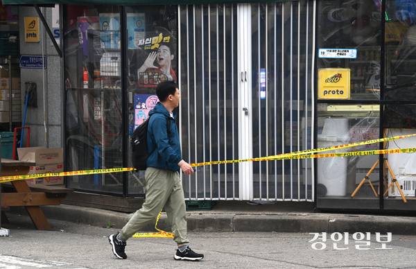 시흥시 정왕동에서 흉기를 휘둘러 2명이 숨진 사건이 발생한 가운데 21일 오후 경찰들이 사건 현장 인근을 순찰하고 있다. 2025.5.21 /최은성기자 ces7198@kyeongin.com