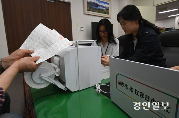 21일 오후 수원시 영통구 경기도선거관리위원회에서 관계자들이 제21대 대통령 선거 거소투표용지를 인쇄하고 있다. 거소투표는 거동이 불편하거나 함정에서 오랫동안 생활하는 군인 등 투표소와 멀리 떨어져 직접 투표가 곤란한 유권자들을 위한 투표 방법이다. 2025.5.21 /최은성기자 ces7198@kyeongin.com