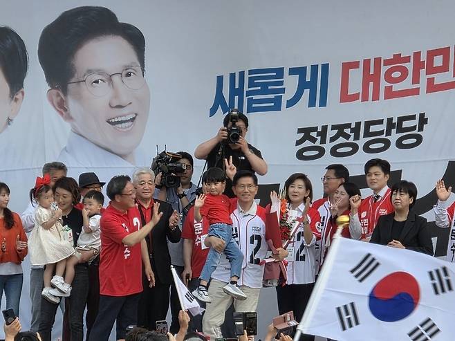 ▲ 양주시를 찾은 김문수 후보가 광석·백석지구 신도시 개발을 공약으로 내세우며 지지를 호소하고 있다.