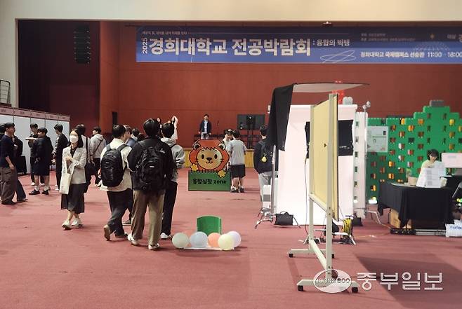 지난 19일 경희대학교 국제캠퍼스 선승관에서 열린 '전공박람회 : 융합의 빅뱅'에서 재학생들이 다양한 학과 부스를 둘러보고 있다. 신연경기자