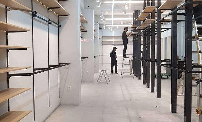 (주)공간진열대는 중부권을 대표하는 '파레트 랙 시스템' 전문업체다. 사진은 직원들이 진열대 설치하고 있는 모습. /공간진열대 제공