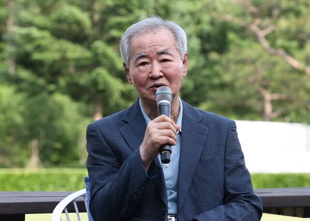 지난 20일 완주군 오스갤러리에서 열린 리더스 아카데미 제 12기 1학기 8강에서 윤흥길 작가가 '디지털 만능시대에 아날로그를 꿈구며'를 주제로 강연을 하고 있다. 이날 참석한 12기 원우들이 온흥길 작가와 기념촬영을 하고 있다. 조현욱 기자