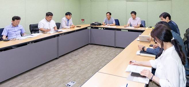 울산 울주군과 국가철도공단, 국민권익위원회 관계자들이 21일 KTX울산역 회의실에서 관계자들이 온양읍 발리동상로 온산선 건널목 구간 평면 4차로 확장공사와 관련한 회의를 하고 있다. 최지원 기자