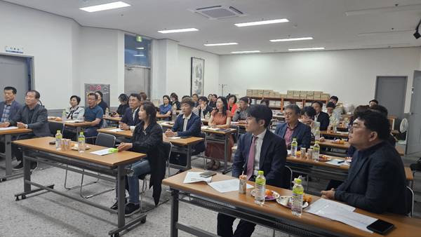21일 경남매일 강의실에서 경남매일 CEO아카데미 총동문회 제2회 지식 강연이 열린 가운데 CEO아카데미 원우들이 서종길 김해 당당한방병원장의 '척추와 건강생활' 강의를 듣고 있다.