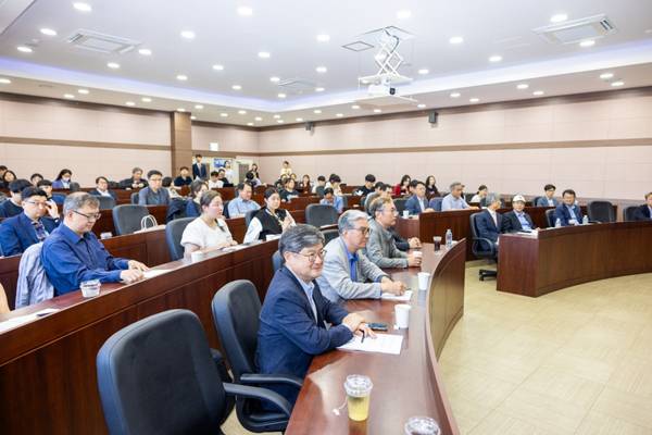 포럼에 참석한 한국경영학회와 한국글로벌기업가정신연구원 임원들이 발표를 듣고 있다. / 경상국립대