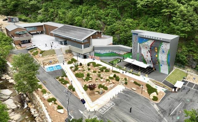 산림청은 경남 밀양에 있는 국립밀양등산학교에서 산림청 및 유관기관, 지방자치단체, 산악단체, 지역 주민 등 약 100명이 참석한 가운데 개교식을 개최했다. 산림청 제공