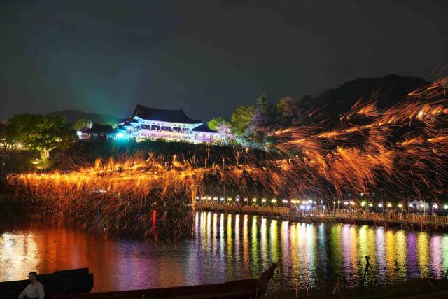 지난해 영남루 일원에서 열린 국가유산 야행(어화 줄불놀이)./밀양시/