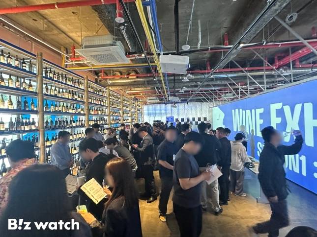 지난 12일 서울 마포구 서교동 '탭샵바'에서 열린 하이트진로 B2B 와인 전시회 모습. / 사진=정혜인 기자 hij@