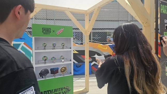 21일 서울 성수동 '펍지 성수'에서 열린 배틀그라운드 모바일 7주년 팝업스토어에서 한 이용자가 '모배 명사수' 체험존을 즐기고 있다. /사진=비즈워치