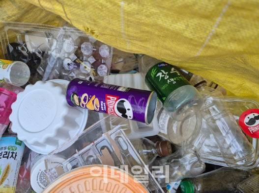 지난 8일 서울 강남구의 한 아파트 분리수거장 ‘플라스틱류’ 봉투에 종이와 철제가 혼재된 과자 통이 그대로 버려져 있다. (사진=염정인 수습기자)