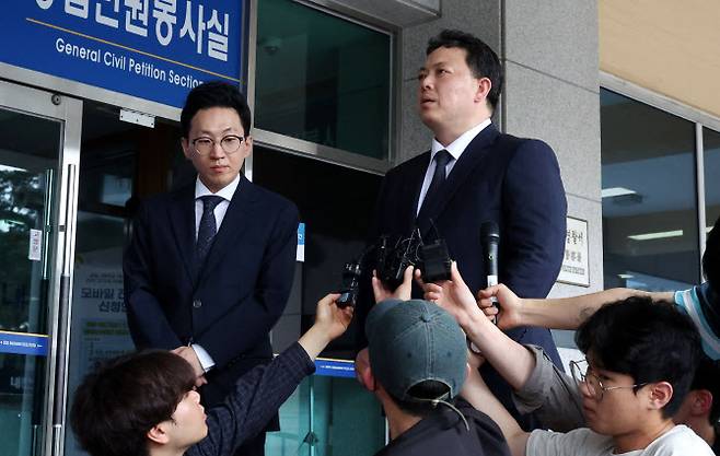 법무법인 대륜 손계준(오른쪽), 천정민 변호사가 21일 오후 서울 중구 남대문경찰서 앞에서 ‘유심유출 유영상 SKT 대표이사 고발’과 관련 고발인 조사를 받기 위해 출석하며 취재진의 질문에 답변하고 있다. 2025.05.21. scchoo@newsis.com