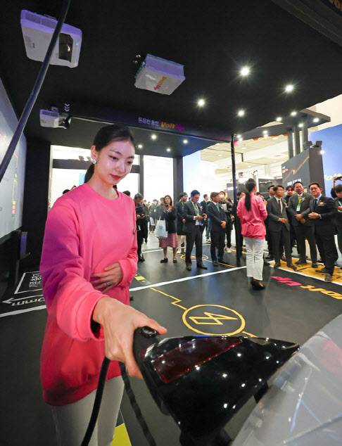 지난해 3월6일 서울 강남구 코엑스에서 열린 ‘2024 EV트렌드코리아’ LG유플러스 부스에서 전기자동차 충전 시스템 ‘볼트업’을 시연하는 모습.(사진=연합뉴스)