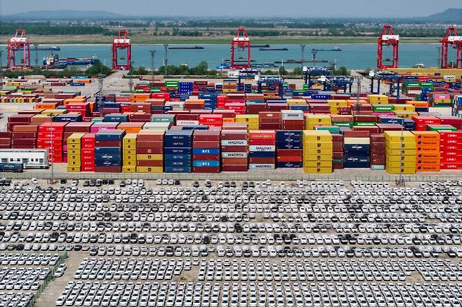 중국 동부 장쑤성 난징항에 수출용 컨테이너와 자동차가 들어서있다. (사진=AFP)