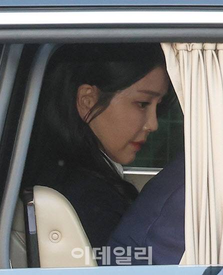 윤석열 전 대통령 부인 김건희 여사가 지난달 11일 오후 서울 용산구 한남동 대통령 관저를 떠나고 있다. (사진=방인권 기자)