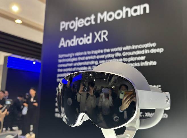 지난 13일 일본 오사카 간사이 엑스포 ‘한국의 날’ 부대 행사로 열린 ‘우수 한국 상품전’에 삼성전자와 구글이 개발 중인 확장현실(XR) 헤드셋 ‘프로젝트 무한’이 전시돼 있다. (사진=연합뉴스)