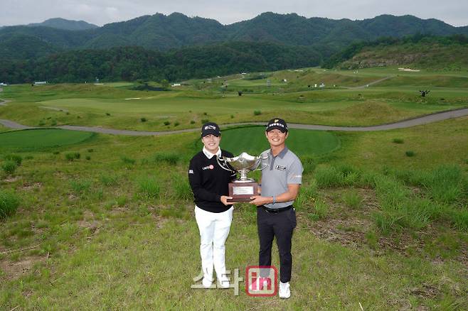 디펜딩 챔피언 김민규(왼쪽)와 SK텔레콤 오픈 우승자 엄재웅이 코오롱 한국오픈 포토콜에서 우승트로피를 들어 올리고 있다. (사진=코오롱 한국오픈 조직위원회)