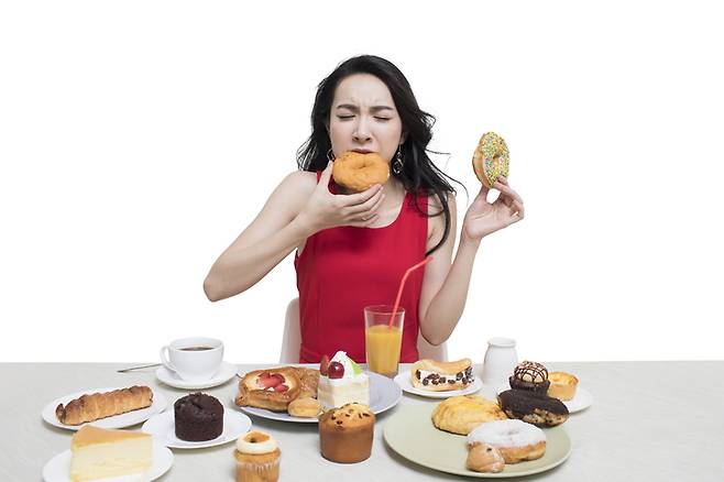 채식주의자이던 사람이 갑자기 고기를 갈망하는 등 식습관에 극적인 변화가 일어나면 조기 치매 신호로 의심해볼 수 있다. [사진=게티이미지뱅크]