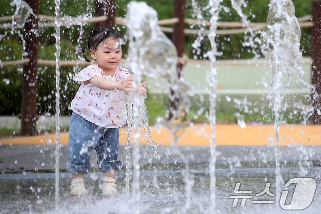 낮 기온이 30도를 웃돈 20일 오후 대구 중구 수창공원 바닥분수에서 어린이가 물장난을 치며 더위를 식히고 있다. 2025.5.20/뉴스1 ⓒ News1 공정식 기자