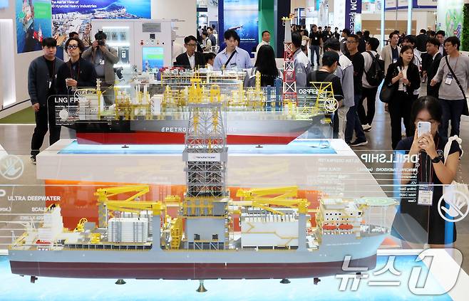16일 부산 해운대구 벡스코 제1전시장에서 열린 2024 국제해양플랜트 전시회(OFFSHORE KOREA 2024)에서 관람객들이 한화오션 부스를 찾아 다양한 해양플랜트 선박 모형을 살펴보고 있다. .2024.10.16/뉴스1 ⓒ News1 윤일지 기자