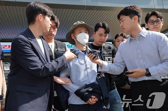 금전 문제로 갈등을 빚은 지인과 평소 앙심을 품었던 이웃 등 4명을 살상한 혐의로 체포된 피의자 차철남(56·중국 국적)이 21일 오전 경기도 시흥시 장곡동 시흥경찰서에서 구속 전 피의자 심문(영장실질심사)을 받기 위해 나오고 있다.  2025.5.21/뉴스1 ⓒ News1 박정호 기자