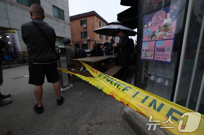 19일 경기 시흥시 정왕동 일대에서 50대 중국인 소행으로 추정되는 흉기 피습 사건 4건이 잇따라 발생해 2명이 사망한 것으로 확인됐다. 사진은 이날 사건 발생 편의점에 출입금지 라인이 설치돼 있는 모습. 2025.5.19/뉴스1 ⓒ News1 김영운 기자