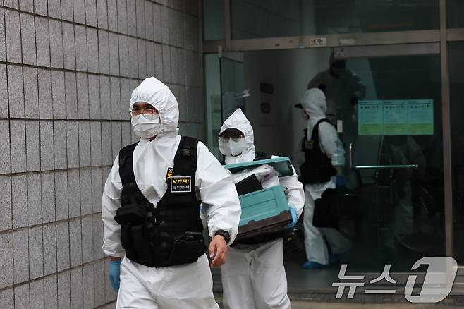 19일 경기 시흥시 정왕동 일대에서 50대 중국인 소행으로 추정되는 흉기 피습 사건 4건이 잇따라 발생해 2명이 사망한 것으로 확인됐다. 사진은 이날 사건 현장에서 과학수사대가 현장 감식을 마친 뒤 이동하는 모습. 2025.5.19/뉴스1 ⓒ News1 김영운 기자