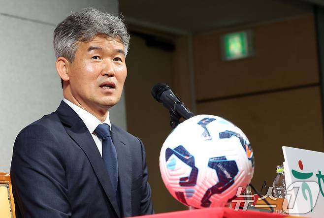 대한축구협회 제55대 집행부 김승희 전무이사가 21일 서울 종로구 축구회관에서 열린 기자간담회에서 발언을 하고 있다. ⓒ News1 김명섭 기자