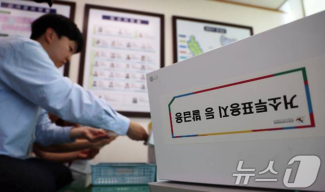 6·3 대선을 13일 앞둔 21일 서울 양천구 선거관리위원회에서 관계자들이 제21대 대통령 선거 거소투표 용지를 인쇄하고 있다.  공동취재) 2025.5.21/뉴스1 ⓒ News1 오대일 기자