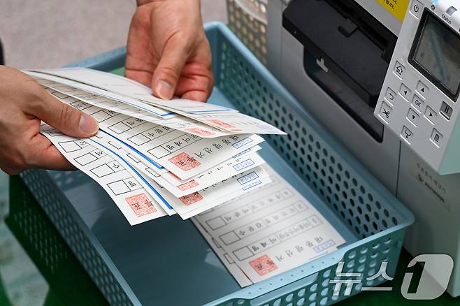 6·3 대선을 13일 앞둔 21일 서울 양천구 선거관리위원회에서 관계자들이 제21대 대통령 선거 거소투표 용지를 인쇄하고 있다. (공동취재) 2025.5.21/뉴스1 ⓒ News1 오대일 기자