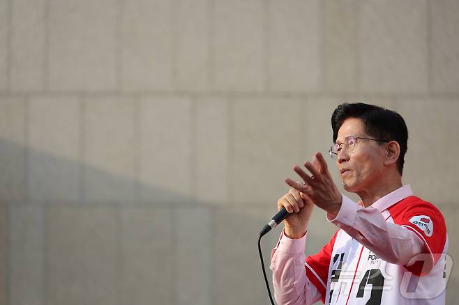 김문수 국민의힘 대통령 후보가 20일 경기 하남시 스타필드 하남 앞에서 유세를 하고 있다. (공동취재) 2025.5.20/뉴스1 ⓒ News1 김민지 기자