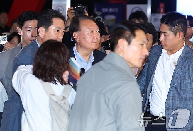 윤석열 전 대통령이 21일 오전 서울 메가박스 동대문에서 부정선거를 다룬 다큐영화 ‘부정선거, 신의 작품인가’ 관람을 마치고 나서고 있다. (공동취재) 2025.5.21/뉴스1 ⓒ News1 박세연 기자