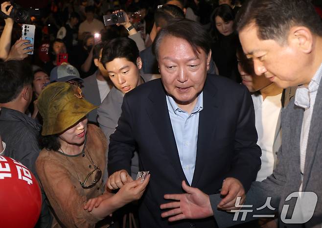 윤석열 전 대통령이 21일 오전 서울 메가박스 동대문에서 영화 ‘부정선거, 신의 작품인가’ 관람을 마치고 나서며 지지자들과 인사하고 있다. 2025.5.21/뉴스1 ⓒ News1 박세연 기자