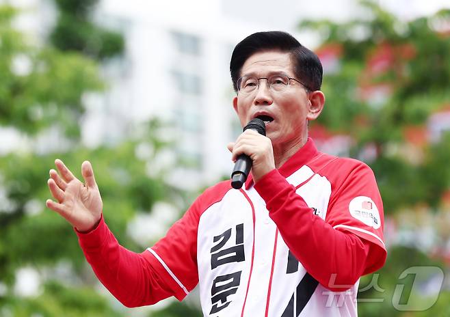 김문수 국민의힘 대통령 후보가 21일 경기 고양시 화정역 문화광장 앞에서 집중유세를 하고 있다. 2025.5.21/뉴스1 ⓒ News1 김민지 기자