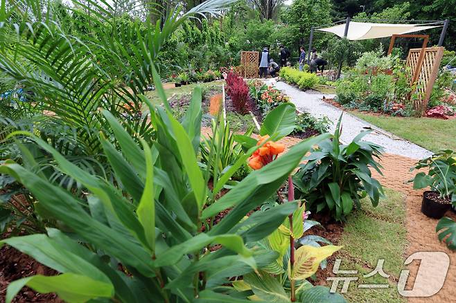 2025 서울국제정원박람회 개막을 하루 앞둔 21일 오후 서울 동작구 보라매공원에서 관계자들이 정원을 가꾸고 있다. 2025.5.21/뉴스1 ⓒ News1 황기선 기자