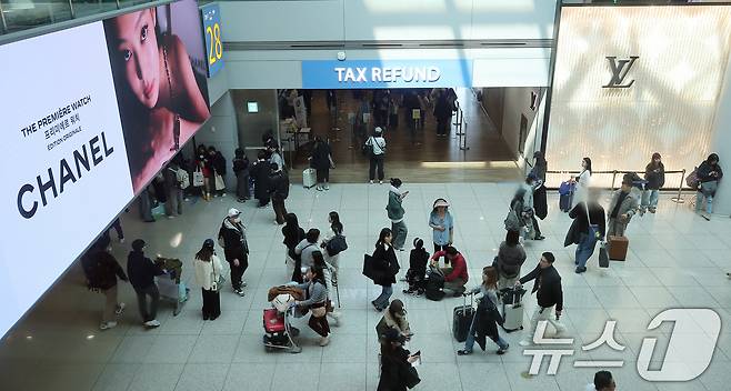 10일 인천국제공항 제1터미널 면세점에서 관광객들이 쇼핑을 하고 있다. 2025.3.10/뉴스1 ⓒ News1 김진환 기자
