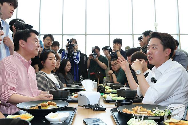 이준석 개혁신당 대통령 후보와 안철수 국민의힘 의원이 21일 경기 성남시 수정구 가천대학교 글로벌캠퍼스 학생식당에서 학생들과 점심 식사를 하고 있다. 2025.5.21/뉴스1 ⓒ News1 김영운 기자