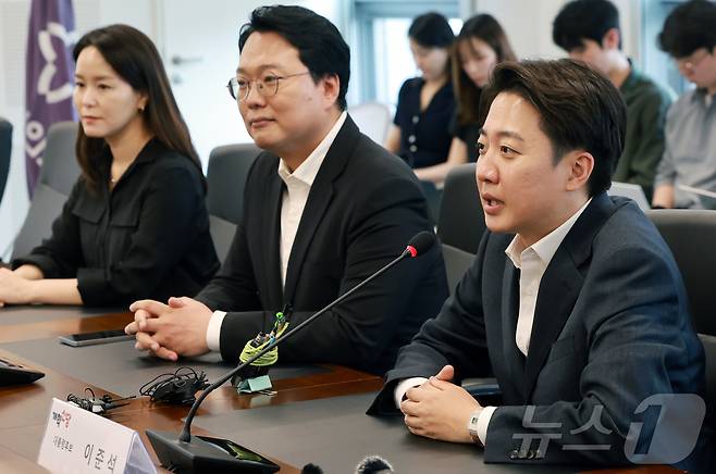 이준석 개혁신당 대통령 후보가 21일 오후 경기 성남시 성남의료원에서 한호성 성남시의료원장과 면담하고 있다. 2025.5.21/뉴스1 ⓒ News1 김진환 기자