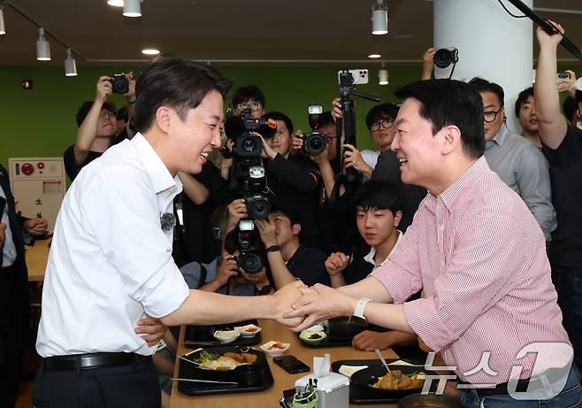 이준석 개혁신당 대통령 후보와 안철수 국민의힘 의원이 21일 경기 성남시 수정구 가천대학교 글로벌캠퍼스 학생식당에서 만나 인사를 하고 있다. 2025.5.21/뉴스1 ⓒ News1 김영운 기자