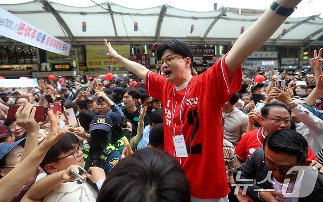 한동훈 국민의힘 전 대표가 21일 오후 대구 중구 서문시장을 찾아 김문수 국민의힘 대통령 후보 지원 유세를 하고 있다. 2025.5.21/뉴스1 ⓒ News1 공정식 기자