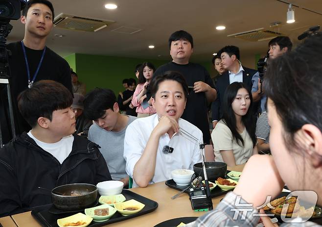 이준석 개혁신당 대통령 후보가 21일 경기 성남시 수정구 가천대학교 글로벌캠퍼스 학생식당에서 학생들과 점심 식사를 하고 있다. 2025.5.21/뉴스1 ⓒ News1 김영운 기자