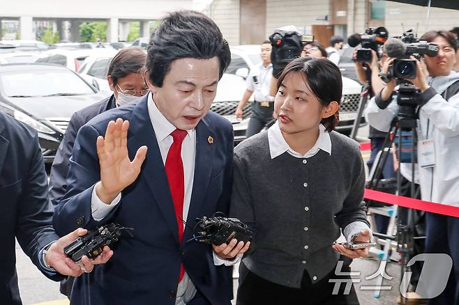 신도 성추행과 사기 등 혐의를 받는 허경영 국가혁명당 명예대표가 16일 오후 경기 의정부시 의정부지방법원에서 열린 영장실질심사에 출석하고 있다. 2025.5.16/뉴스1 ⓒ News1 민경석 기자